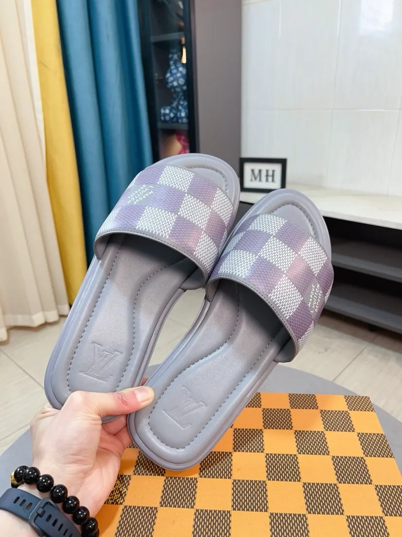 Men's shoes 💰340🌹🌹 (lv-Louis Vuitton) New men's slippers, high-end boutique, exquisite embossed logo decoration on the upper, fine workmanship, super soft soles, casual, loose and comfortable, a must-have in summer! \nsize：38-44